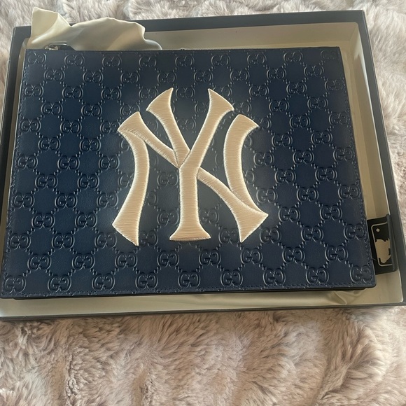 Gucci Men's Leather Blue Pouch With NY Yankees Logo - Picture 6 of 13